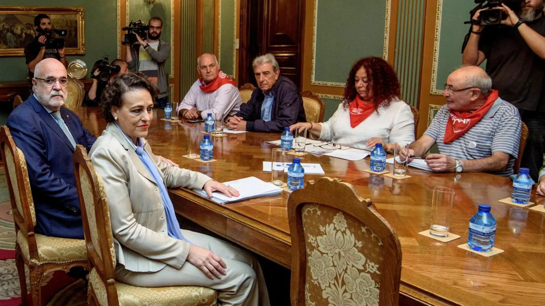 La ministra de Trabajo, Migraciones y Seguridad Social, Magdalena Valerio (2i), se reúne con representantes de los pensionistas, en una jornada de movilizaciones de este colectivo en toda España