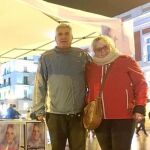 María del Mar, la madre de Sandra Palo, junto con su marido, ayer, en la Puerta del Sol, durante la recogida de firmas