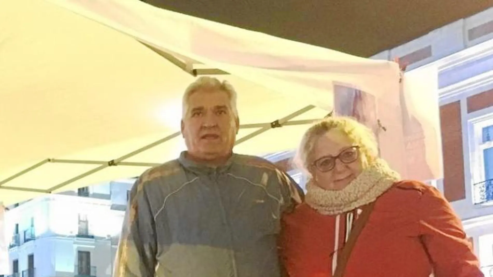 María del Mar, la madre de Sandra Palo, junto con su marido, ayer, en la Puerta del Sol, durante la recogida de firmas