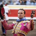 El torero Antonio Ferrera saluda con la oreja que cortó a su segundo