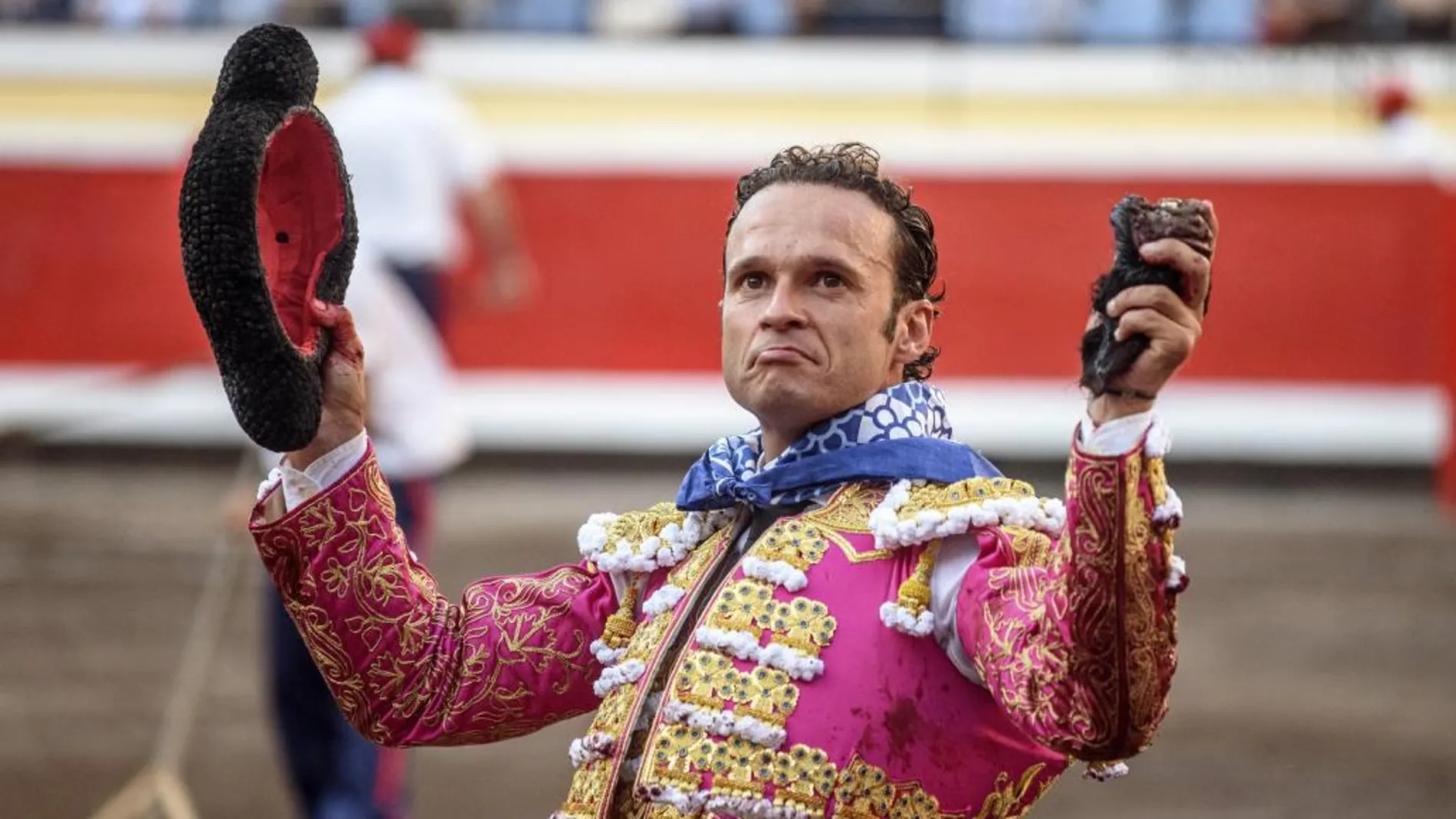 El torero Antonio Ferrera saluda con la oreja que cortó a su segundo