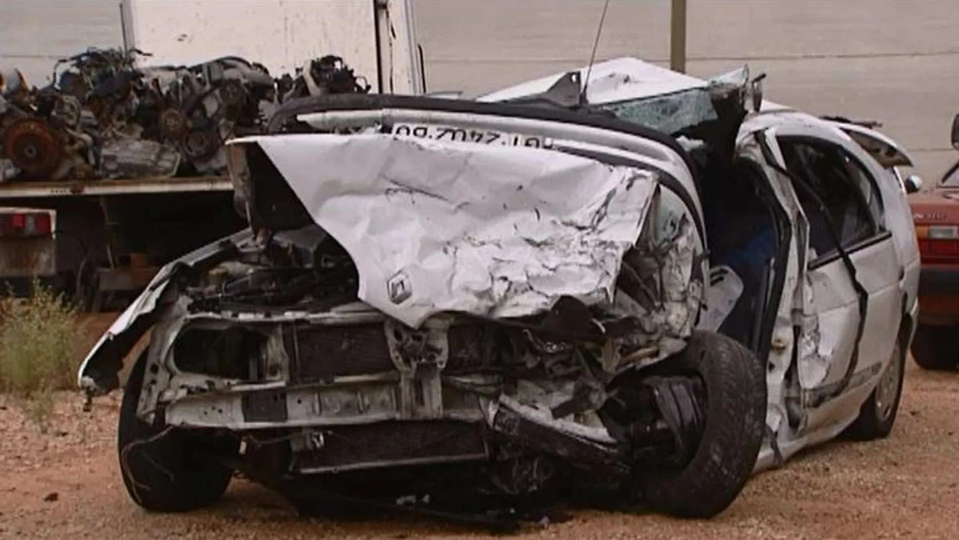 El coche de los fallecidos, completamente destrozado