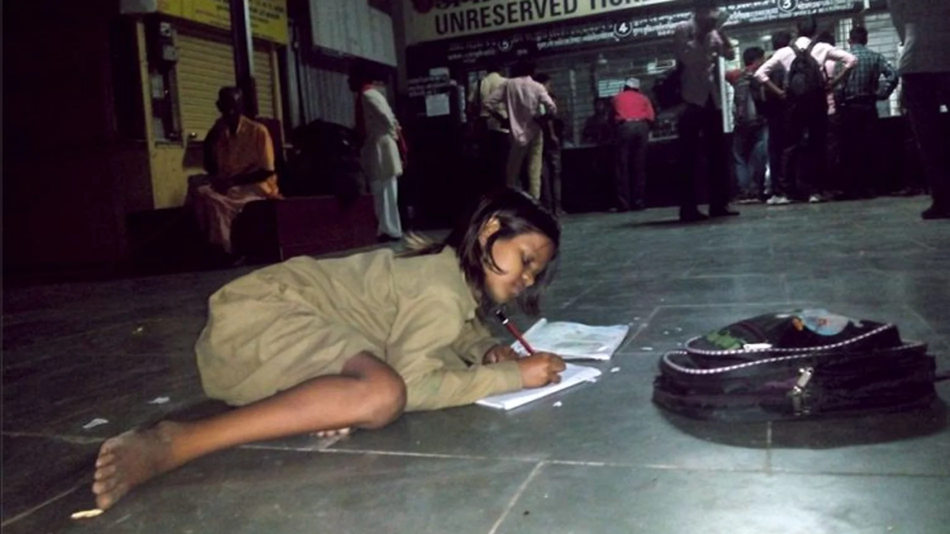 La imagen de una niña que hace los deberes en el suelo de una estación de tren en India revoluciona la Red