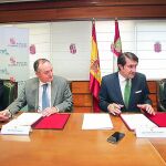 El consejero Juan Carlos Suárez-Quiñones suscribe el acuerdo de colaboración con los rectores de las universidades