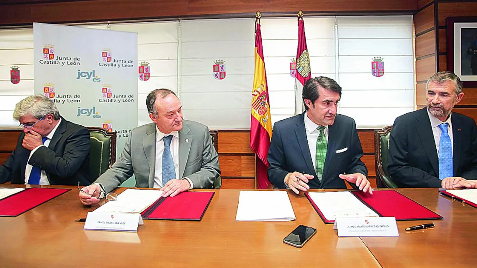 El consejero Juan Carlos Suárez-Quiñones suscribe el acuerdo de colaboración con los rectores de las universidades