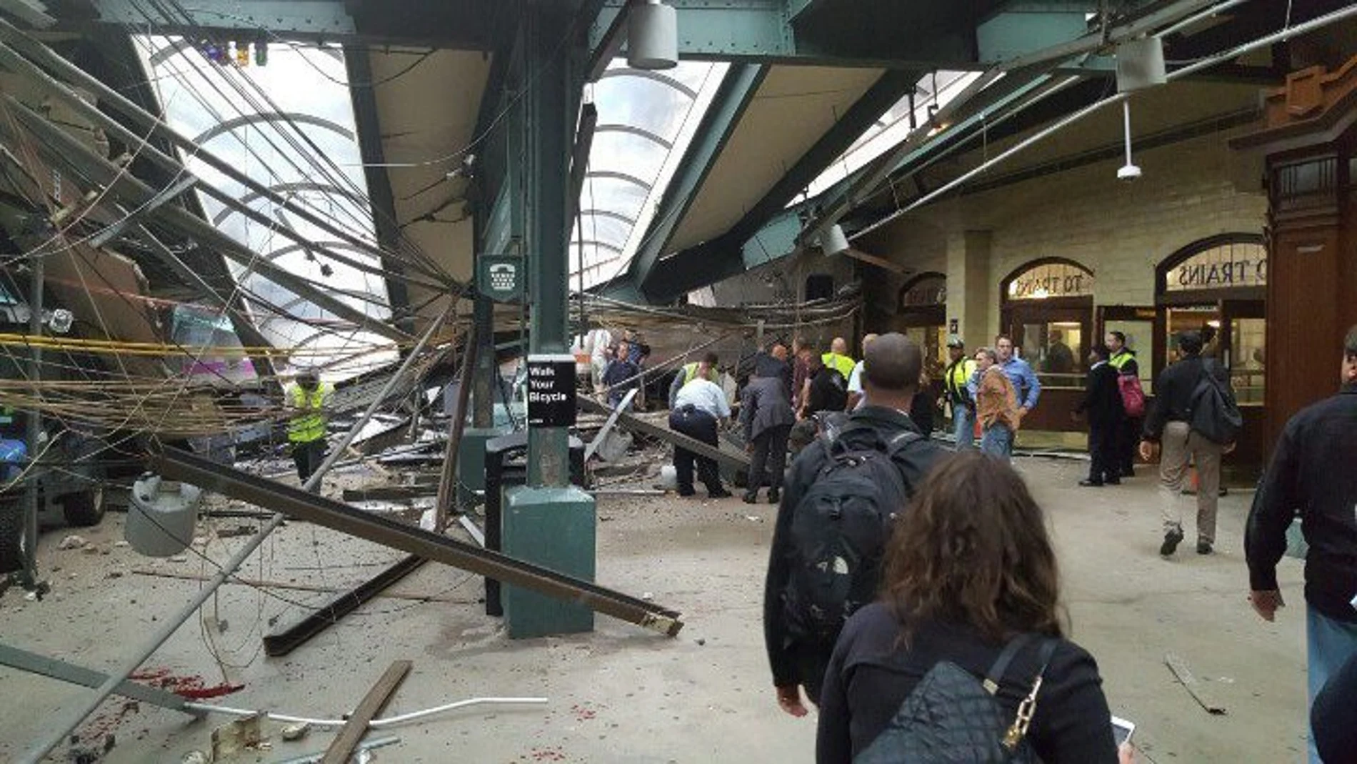 Aparentemente el tren no se detuvo a su llegada a la estación y se empotró contra la instalación,