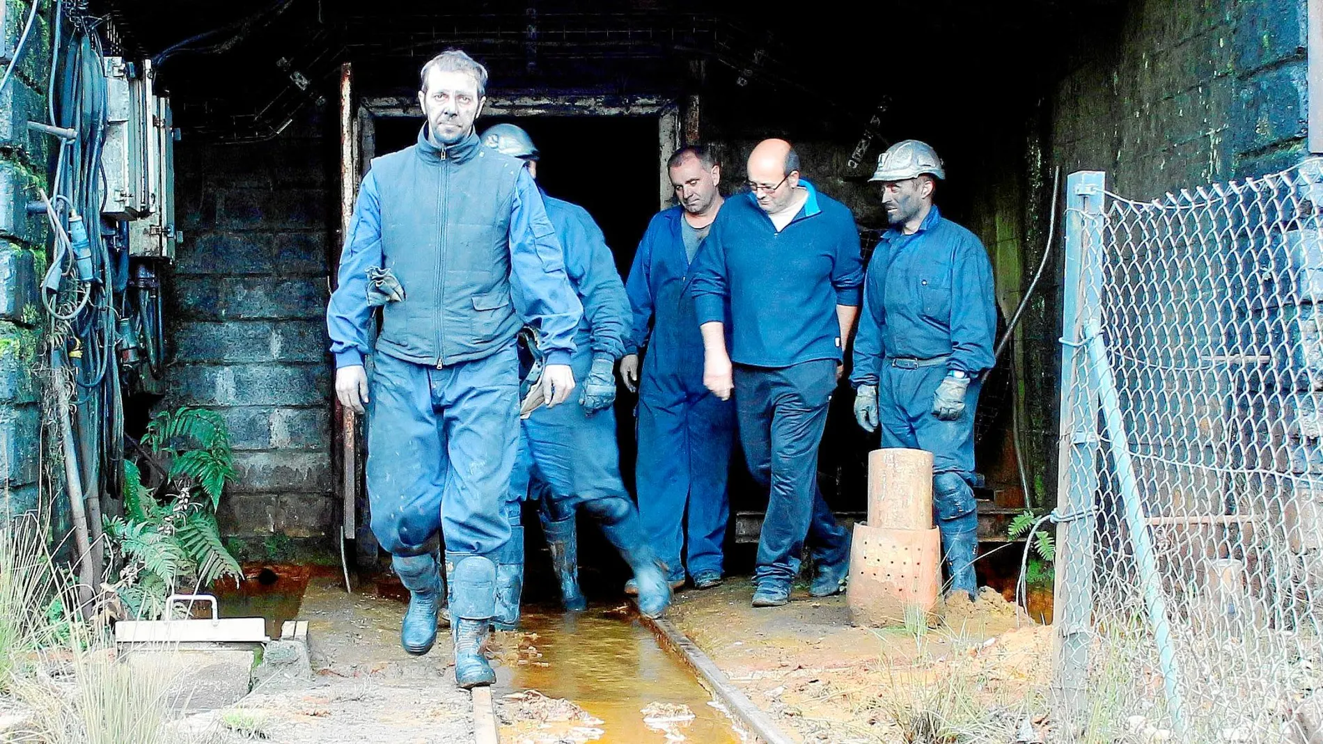 España pasó de extraer 30 millones de toneladas de carbón en 1993 a menos de tres en 2018. En la foto, un grupo de mineros bercianos (León) en su última jornada de trabajo el pasado mes de noviembre