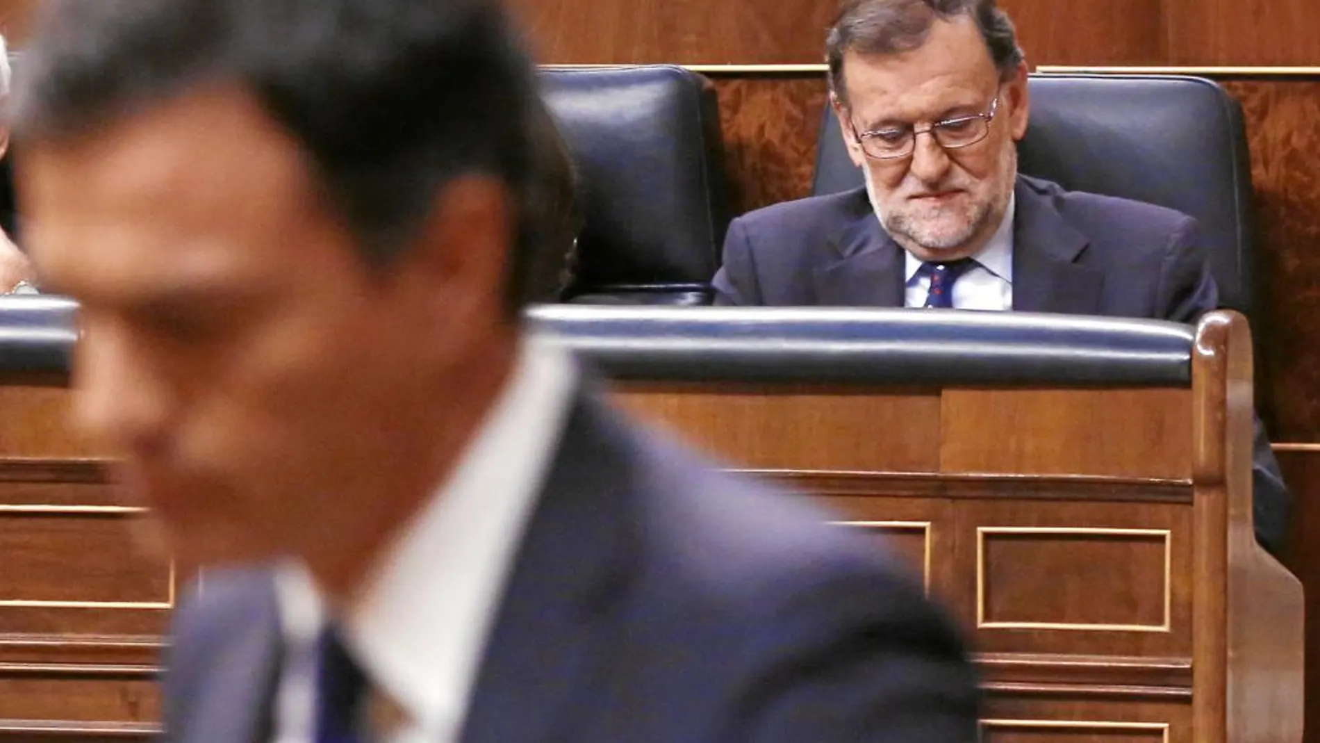 Sánchez pasa ante el escaño de Rajoy, ayer, en el Congreso, donde se volvió a constatar el bloqueo político que puede acabar en terceras elecciones