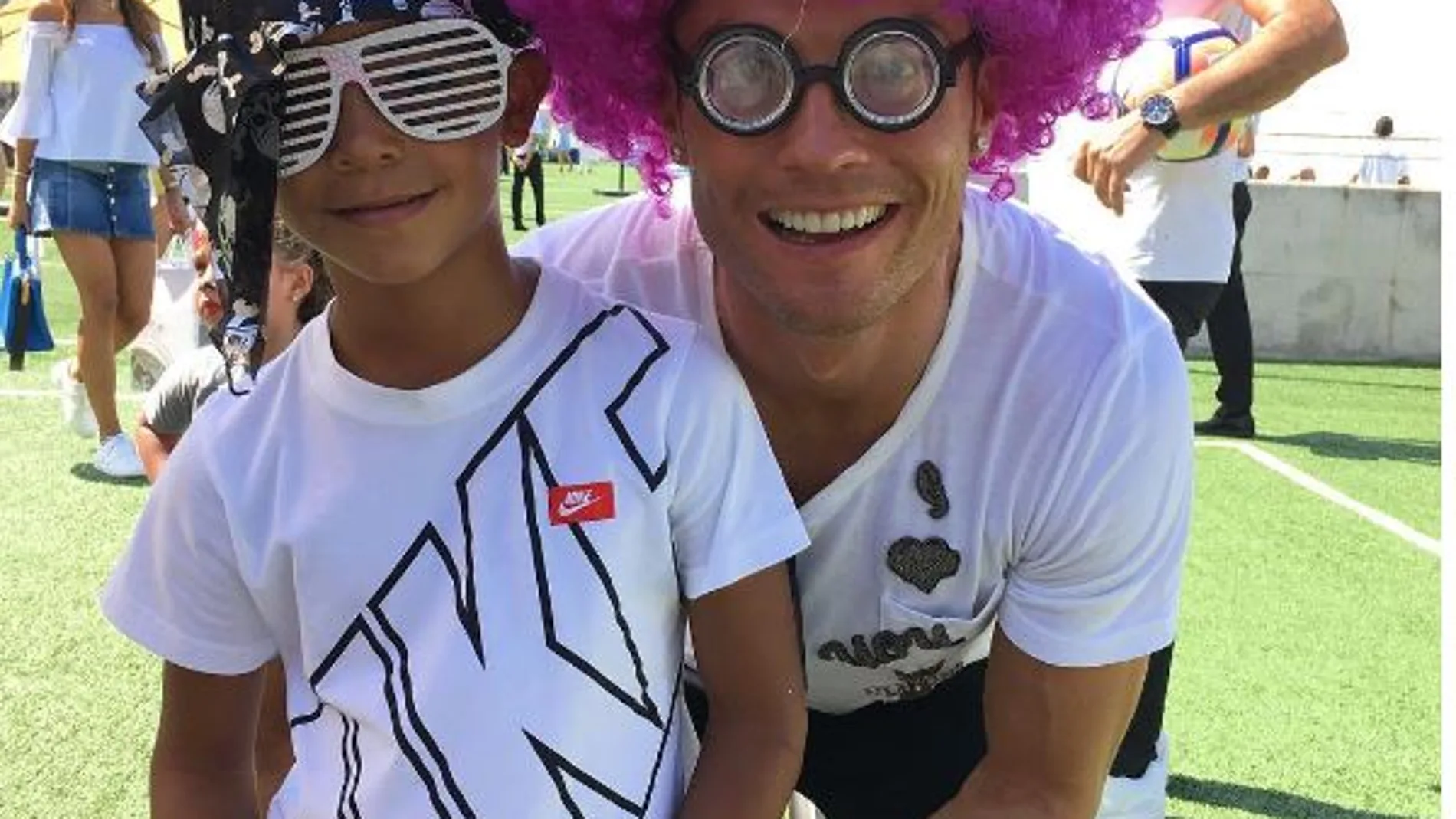 Cristiano Ronaldo posa con su hijo en Valdebebas