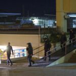 Una docena de internos hieren a tres policías y se fugan del CIE de Murcia