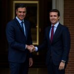 El presidente del Gobierno en funciones, Pedro Sánchez recibe al líder del PP, Pablo Casado, este lunes en el Palacio de La Moncloa  / Alberto R. Roldán