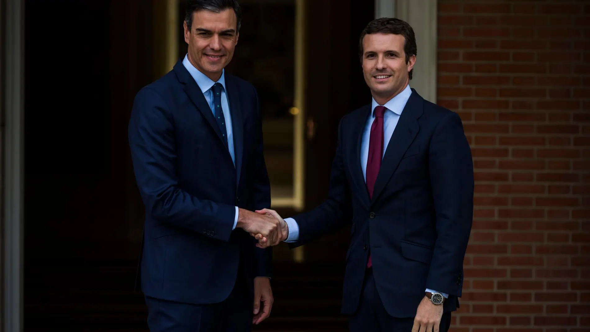 El presidente del Gobierno en funciones, Pedro Sánchez recibe al líder del PP, Pablo Casado, este lunes en el Palacio de La Moncloa / Alberto R. Roldán