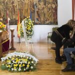 La presidenta de la Diputación de Zamora, Mayte Martín, da el pésame a los familiares en la capilla ardiente