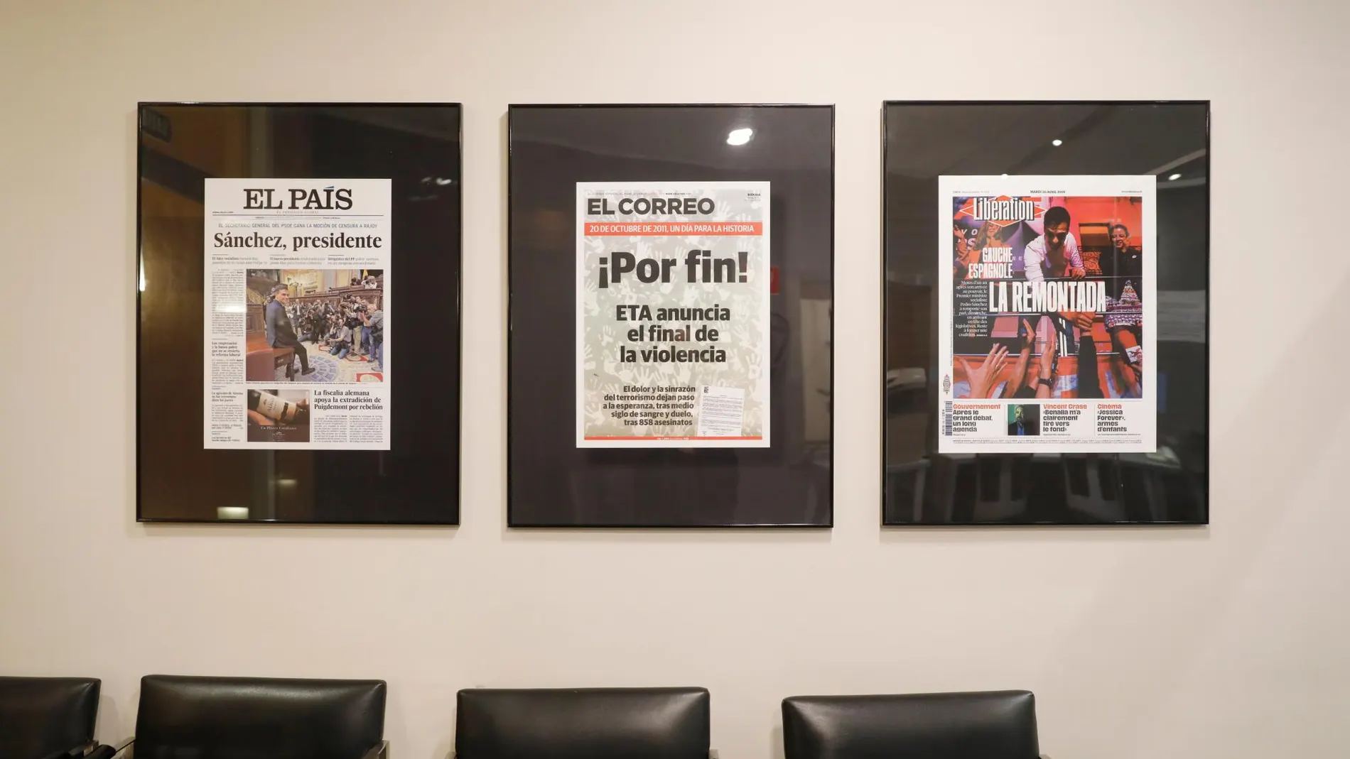 Dos portadas de periódico recién enmarcadas en Moncloa tienen a Pedro Sánchez como protagonista: cuando ganó la moción de censura a Rajoy y la noche del 28-A. Foto: Jesús G. Feria