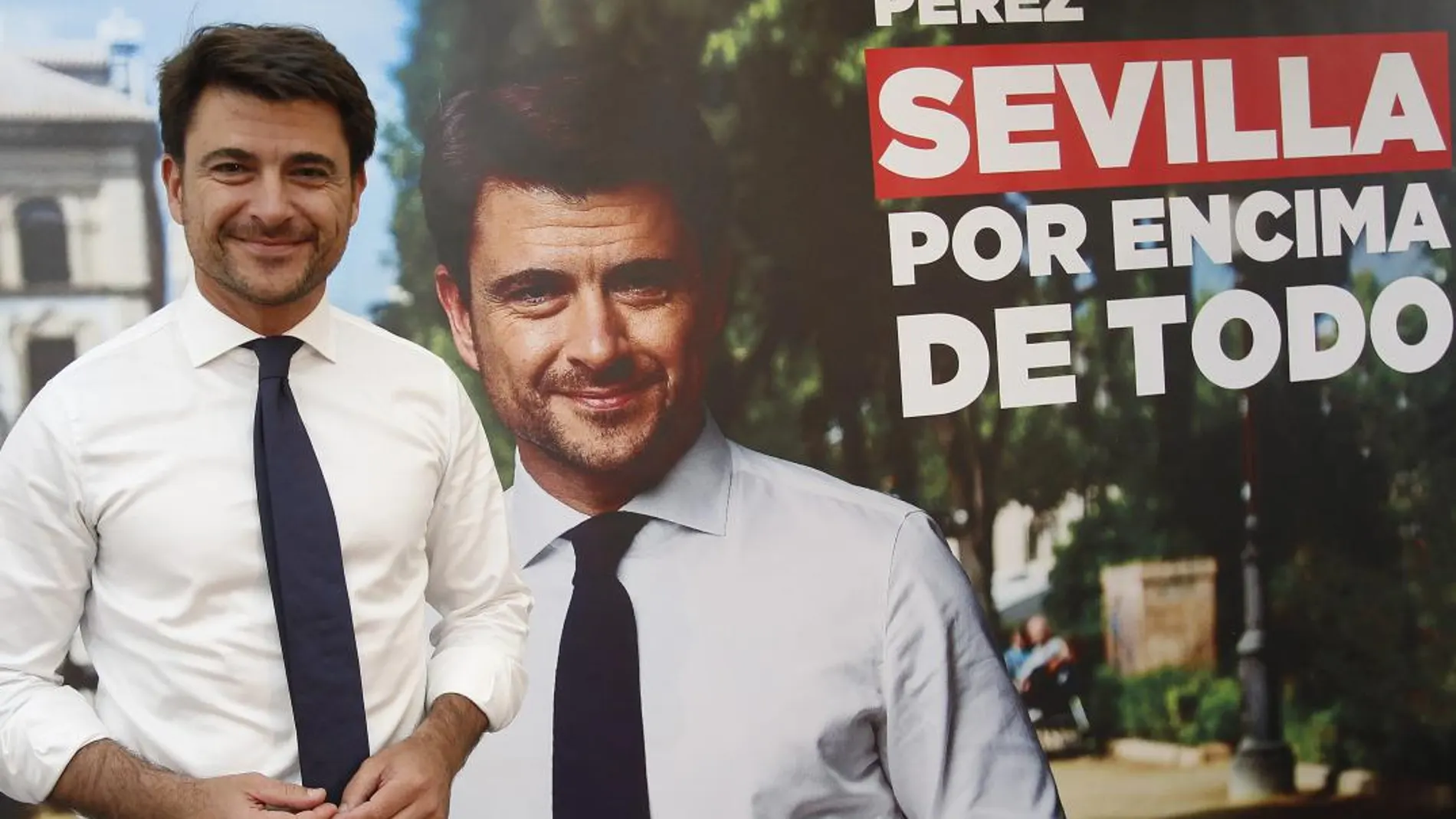 Beltrán Pérez posa con una imagen del folleto de campaña con el eslogan
