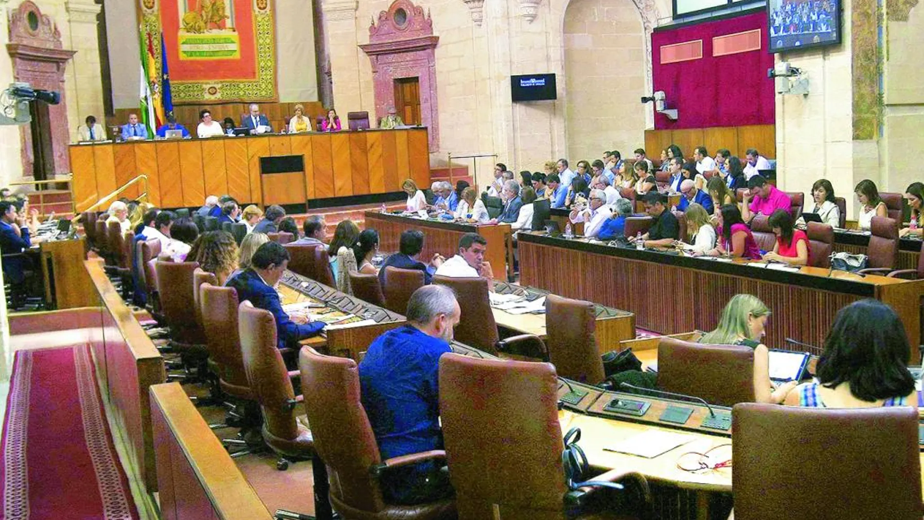 El Parlamento andaluz volverá a retomar la actividad habitual el próximo mes.