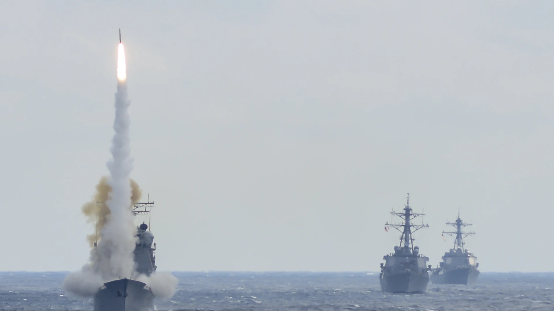 Lanzamiento de un misil SM-2 desde un buque de la Armada de Estados Unidos. (U.S. Navy Andrae L. Johnson/Released)