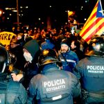 Protestas en las puertas del Sofía Hotel Barcelona donde se encontraba el presidente del Gobierno