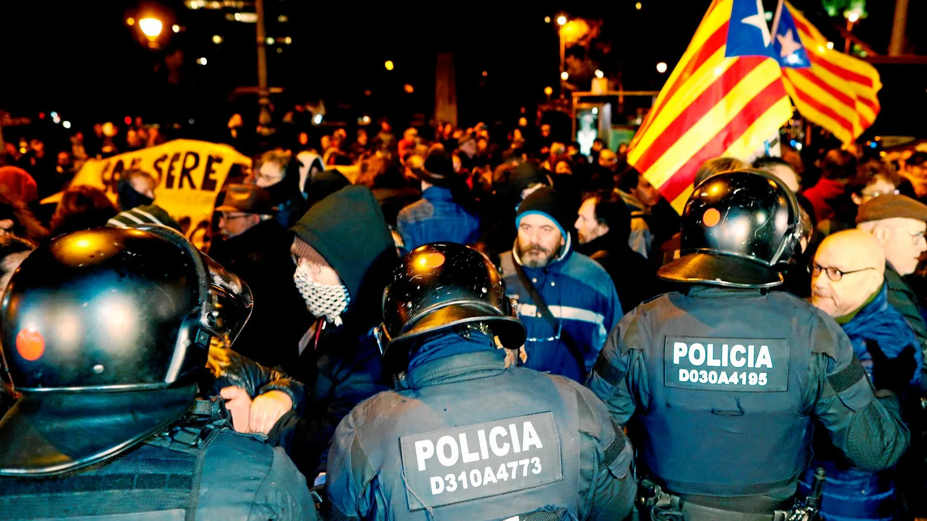Protestas en las puertas del Sofía Hotel Barcelona donde se encontraba el presidente del Gobierno