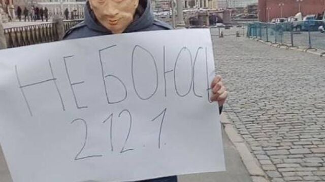El opositor se ha manifestado en numerosas ocasiones con una máscara de Putin