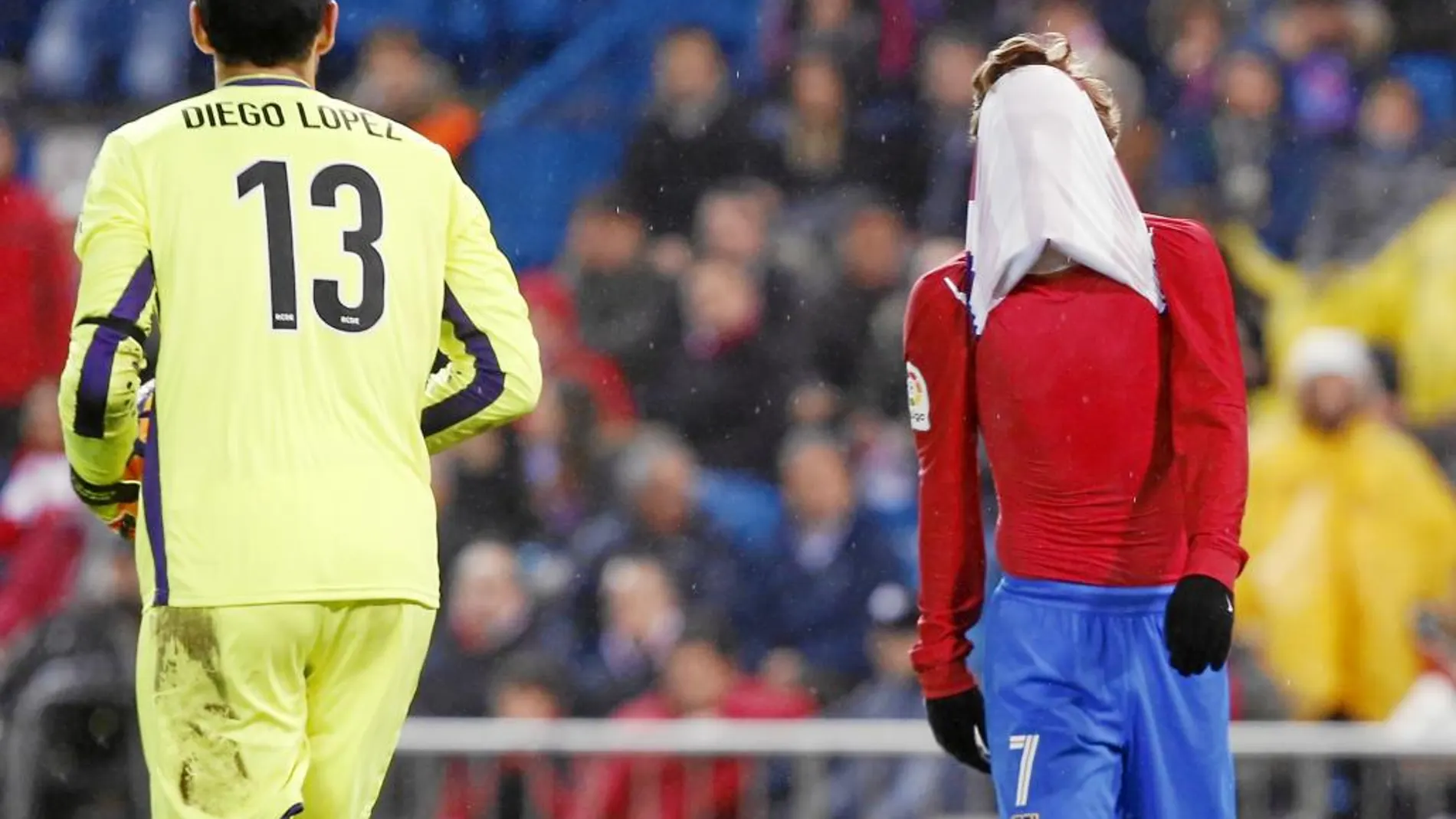 Griezmann se tapa la cabeza con la camiseta, desesperado, después de una parada de Diego López