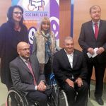Foto de familia del alcalde de León, Antonio Silván, con la subdelegada del Gobierno, Teresa Mata; la alcaldesa de San Andrés del Rabanedo, Maria Eugenia Gancedo; la directora del CRE, Mayte Gutiérrez, y los responsables nacional y regional de Cocemfe, Antxo Quieruga y José Antonio Fierro, respectivamente