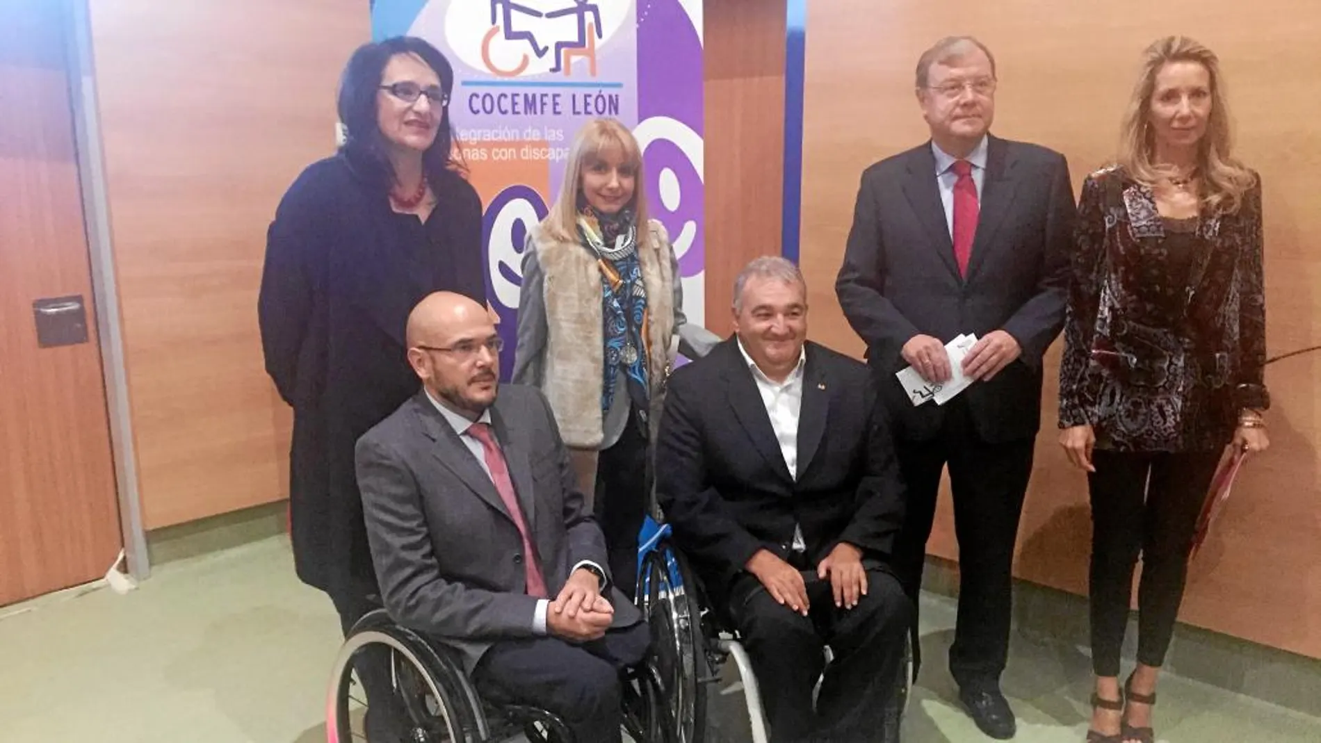 Foto de familia del alcalde de León, Antonio Silván, con la subdelegada del Gobierno, Teresa Mata; la alcaldesa de San Andrés del Rabanedo, Maria Eugenia Gancedo; la directora del CRE, Mayte Gutiérrez, y los responsables nacional y regional de Cocemfe, Antxo Quieruga y José Antonio Fierro, respectivamente