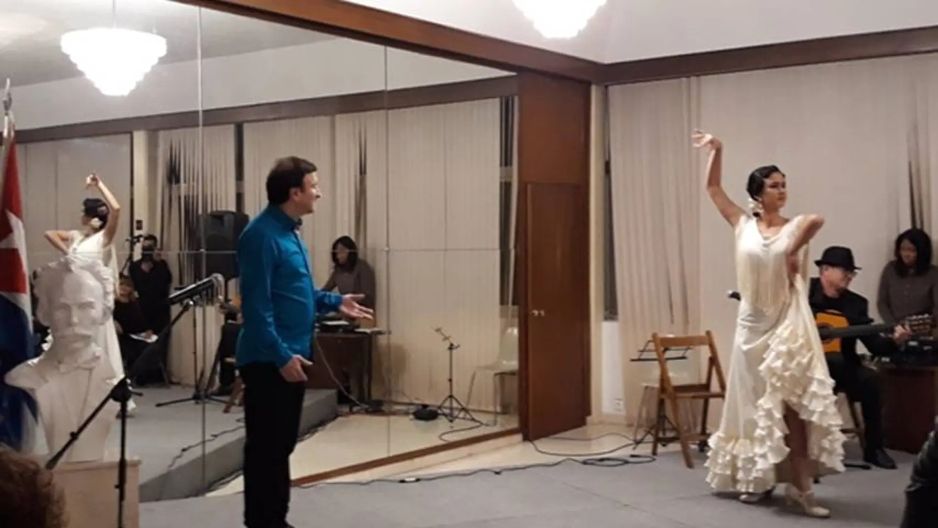 Instante en el que la bailaora de flamenco, Carolina Pozuelo y el recitador y cantor José Manuel Gallardo, interpretan «La bailarina española» poesía que pertenece al libro Versos Sencillos.
