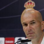 El técnico francés del Real Madrid Zinedine Zidane en rueda