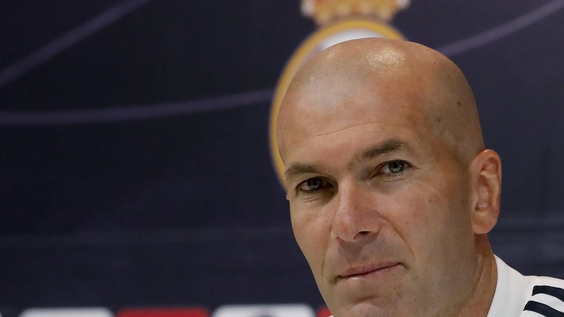 El técnico francés del Real Madrid Zinedine Zidane en rueda
