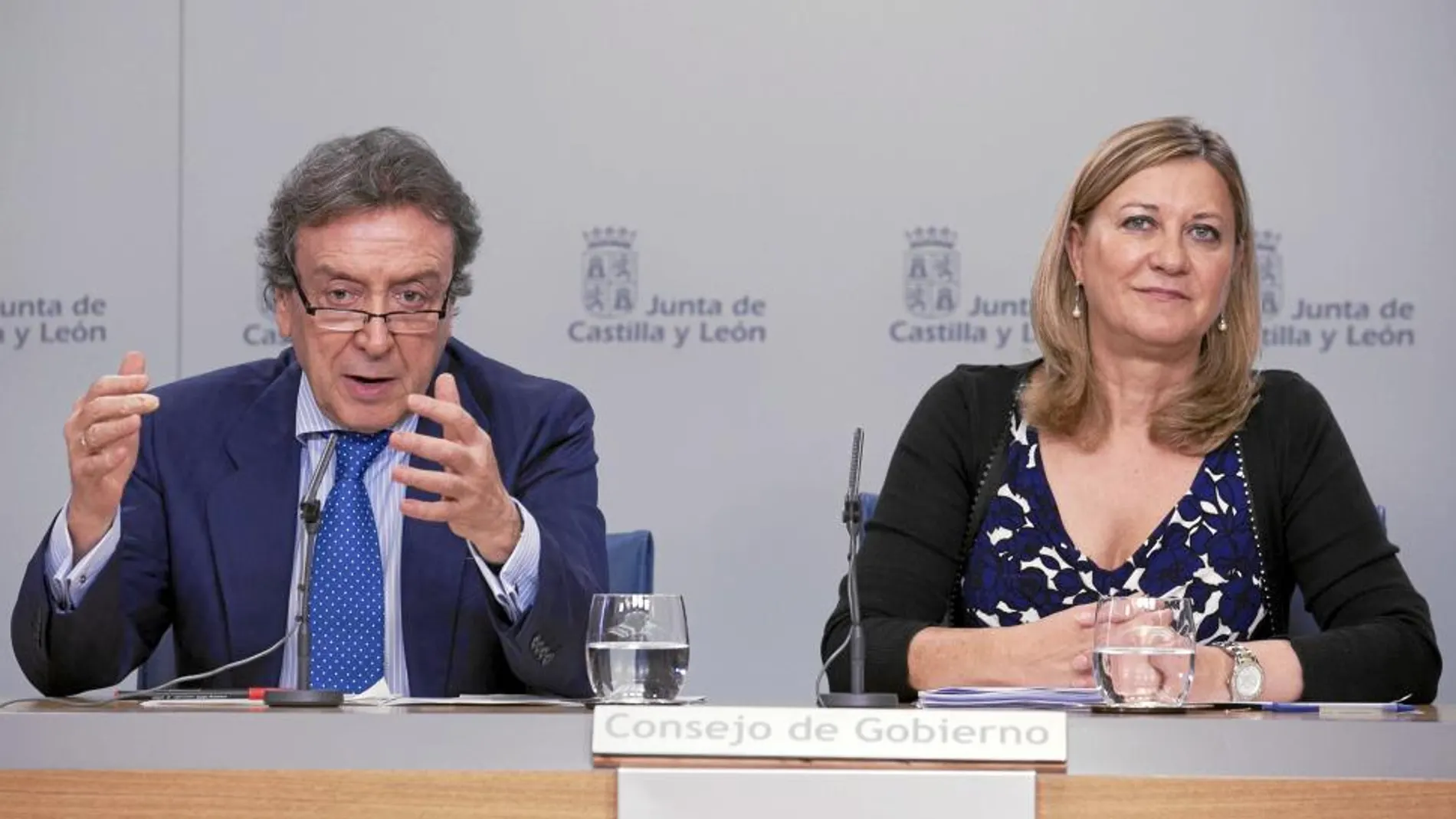 Los consejeros José Antonio de Santiago-Juárez y Pilar del Olmo explican los acuerdos del consejo de Gobierno, en el que se aprobó la Ley de Medidas
