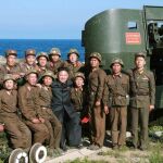 El líder de Corea del Norte, Kim Jong Un, posas con un grupo de soldados durante una inspección a los sistema de defnesa