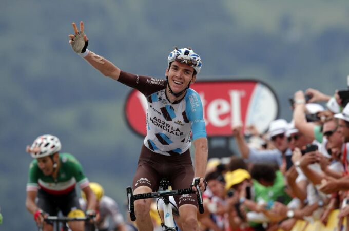 Bardet celebra su victoria en la duodécima etapa del Tour