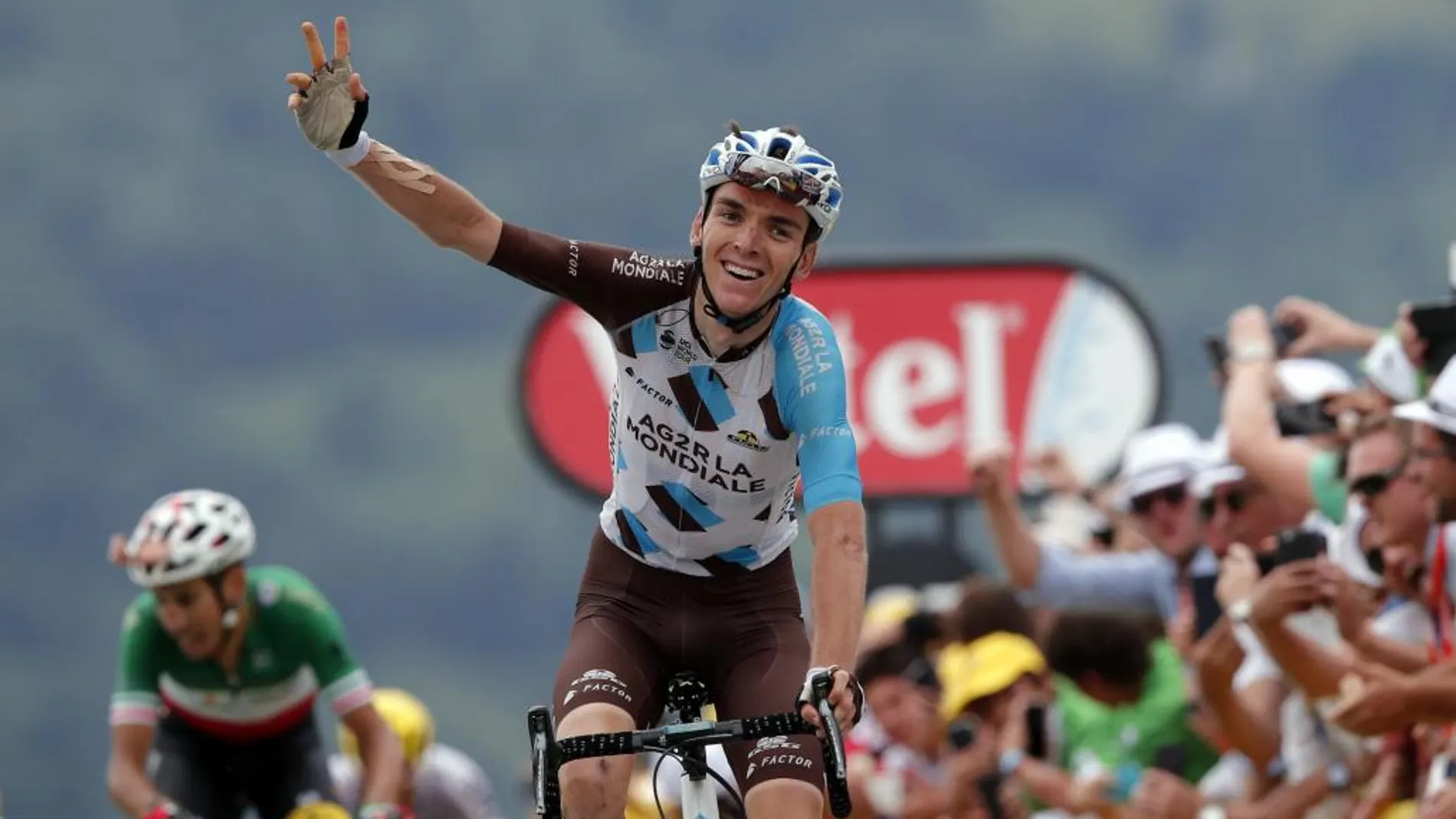 Bardet celebra su victoria en la duodécima etapa del Tour