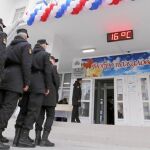 Soldados rusos hacen cola para votar en un colegio de Sebastopol (Crimea)