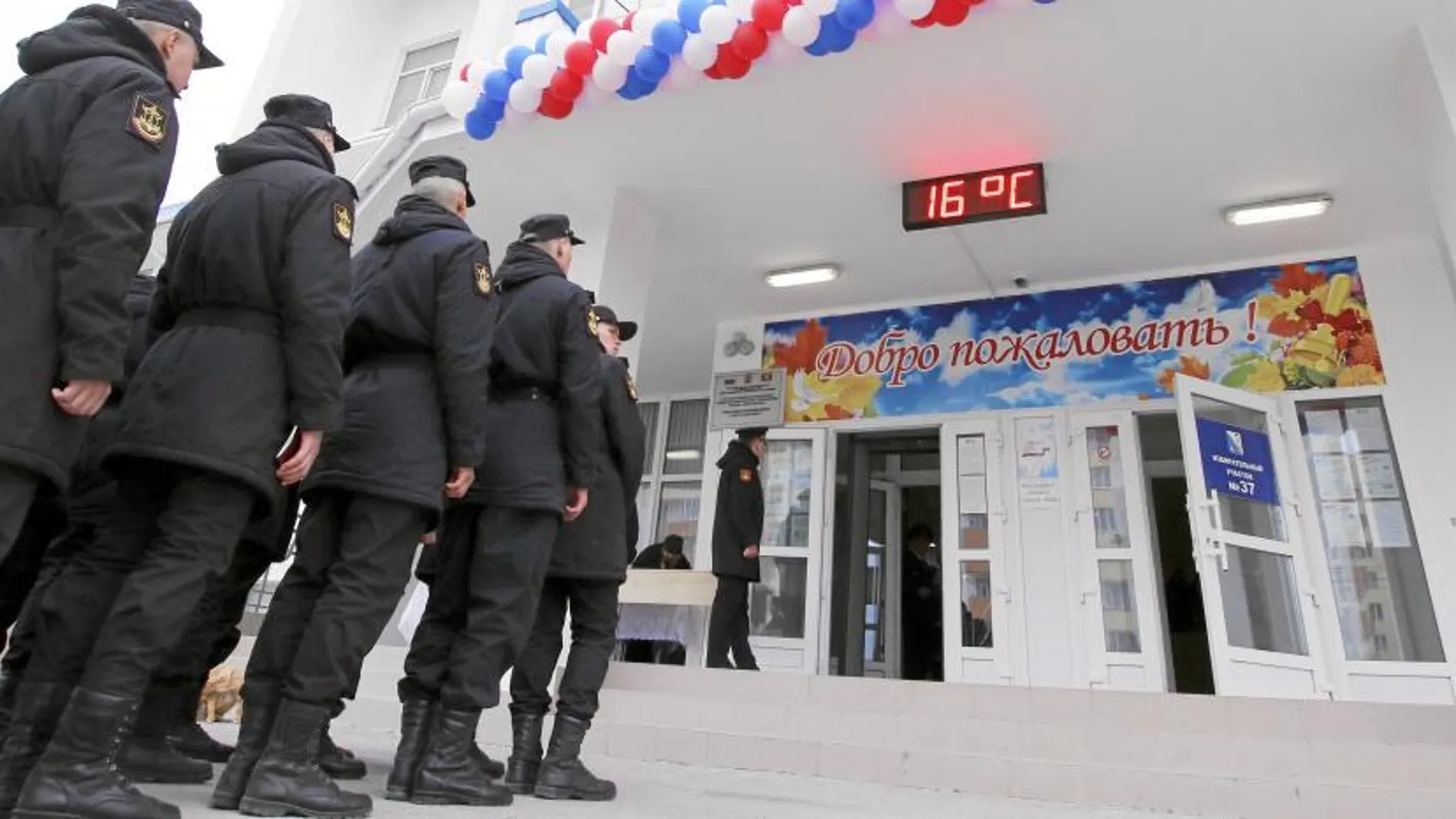 Soldados rusos hacen cola para votar en un colegio de Sebastopol (Crimea)