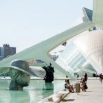 La muestra del escultor valenciano Manolo Valdés preside el Lago Sur