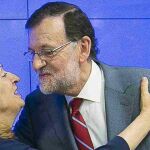 Mariano Rajoy felicita a la ministra de Fomento en funciones, Ana Pastor, tras proponerla para presidir el Congreso de los Diputados.