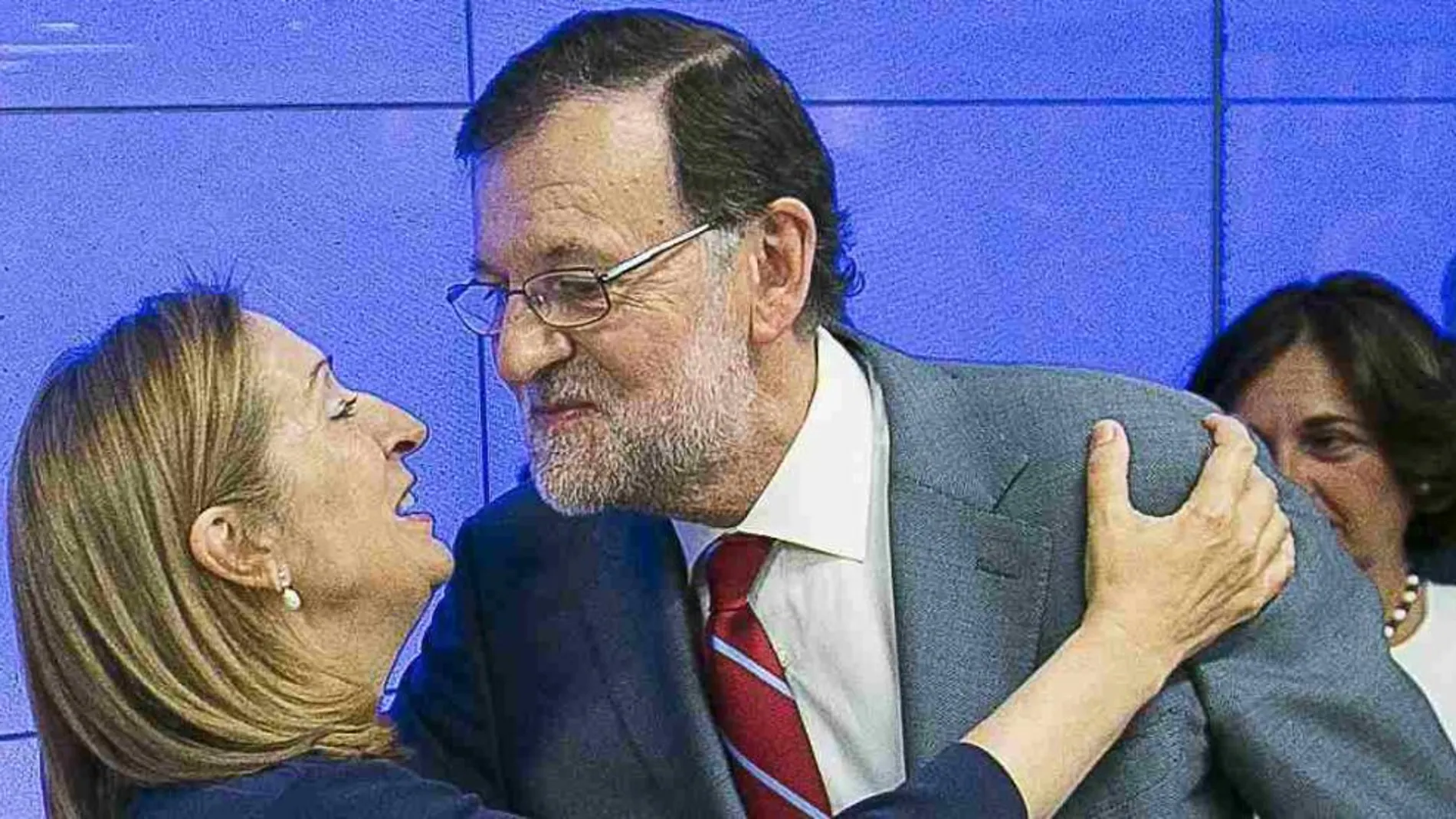 Mariano Rajoy felicita a la ministra de Fomento en funciones, Ana Pastor, tras proponerla para presidir el Congreso de los Diputados.