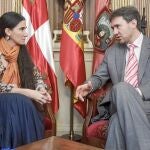 Junto a estas líneas, el alcalde Javier Lacalle charla con la bloguera cubana Yoani Sánchez.