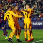 Los jugadores del Atlético celebran el gol del equipo.