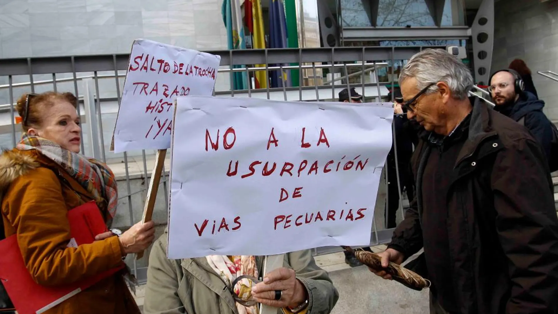 Una protesta en defensa de las vías pecuarias ante la sede de la Consejería de Medio Ambiente (Foto: Manuel Olmedo)