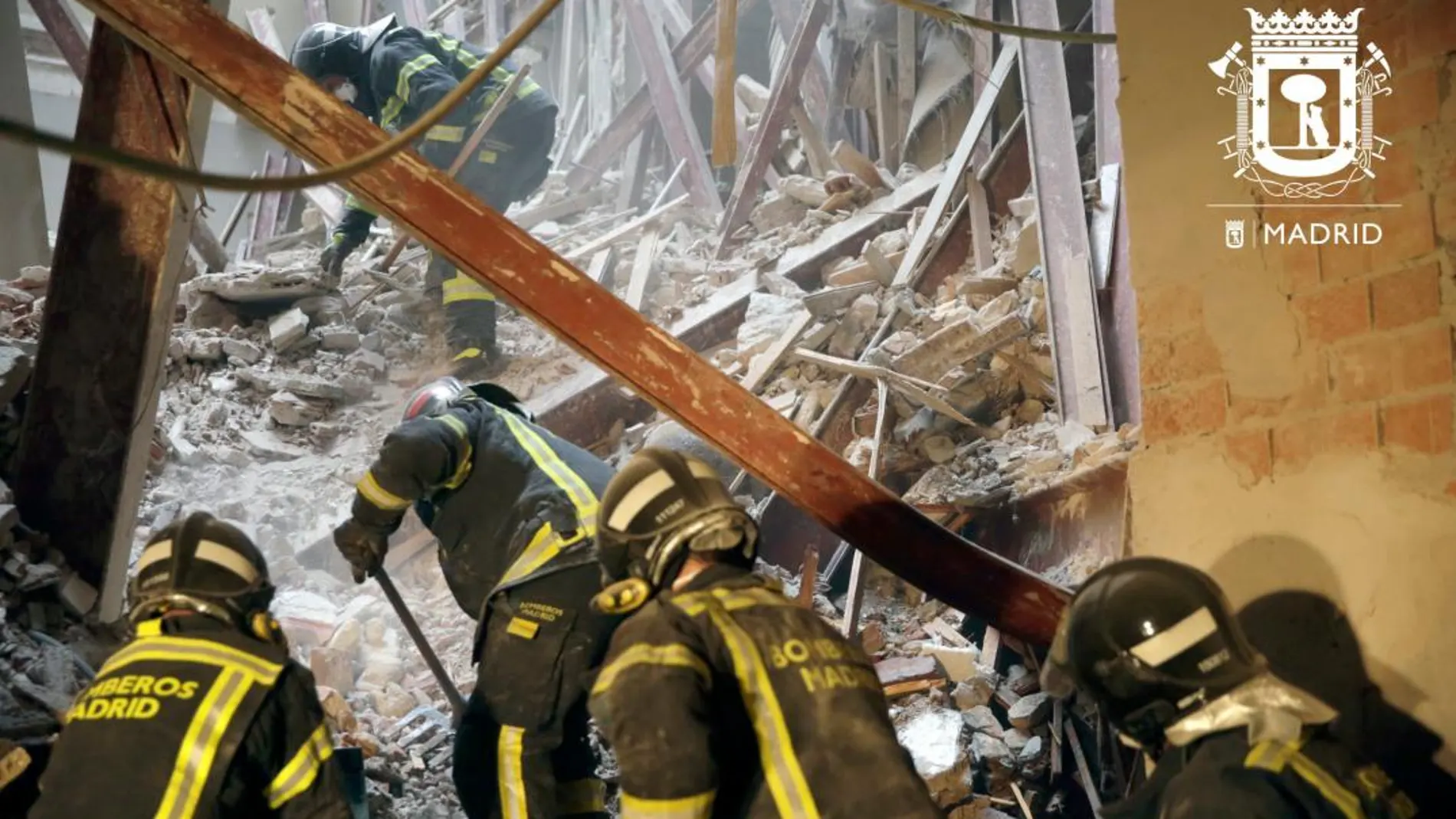 Los bomberos corrieron riesgo por desprendimiento. Foto: BOMBEROS DE MADRID