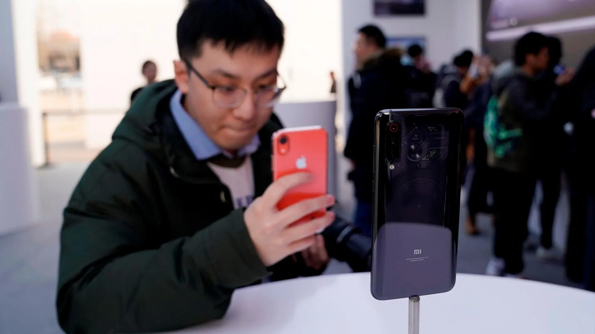 Un visitante toma fotos del nuevo Xiaomi Mi 9, durante su presentación este miércoles en Pekín (China) / Efe