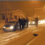 Miembros de la Cruz Roja asisten a algunos de los conductores que quedaron atrapados por la nieve en la autopista de peaje AP-1, a la altura de Miranda de Ebro el 20 de febrero de 2004