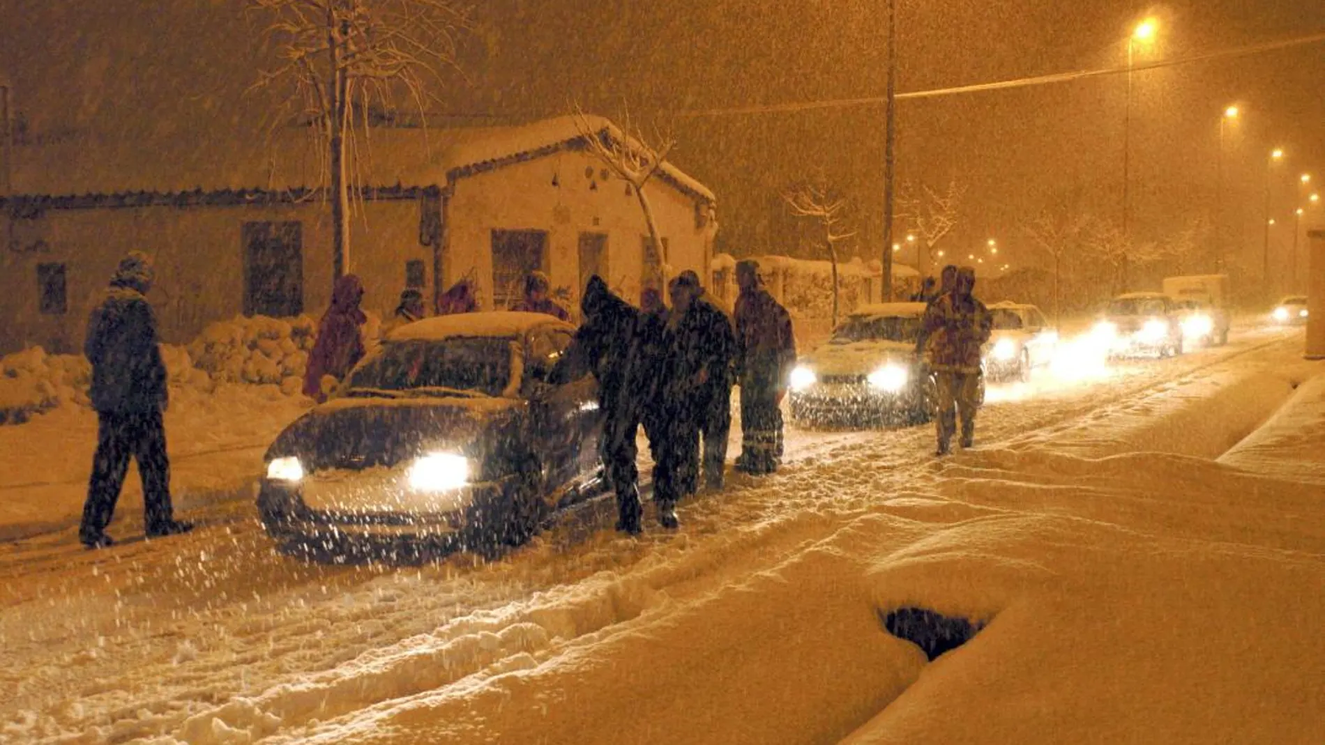 Miembros de la Cruz Roja asisten a algunos de los conductores que quedaron atrapados por la nieve en la autopista de peaje AP-1, a la altura de Miranda de Ebro el 20 de febrero de 2004