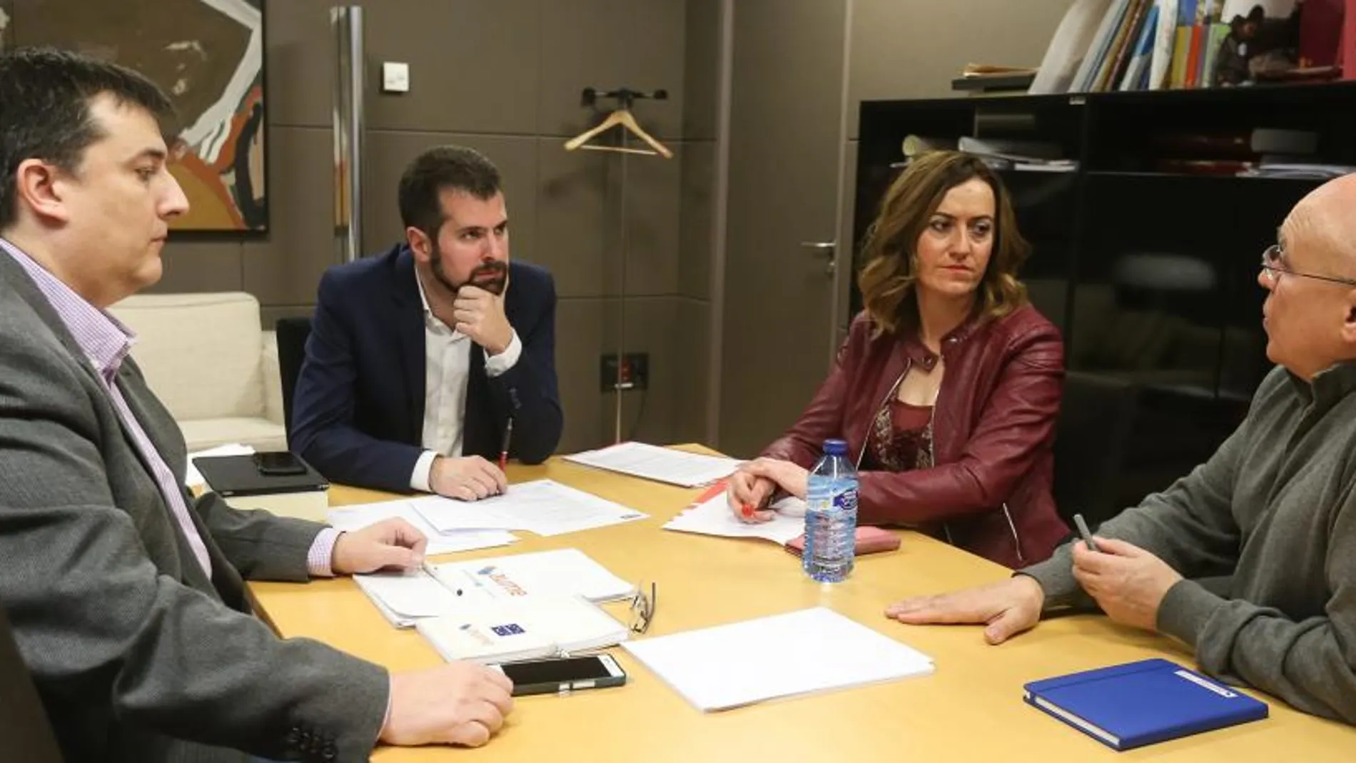 Los socialistas Luis Tudanca y Virginia Barcones se reúnen con los miembros de la Asociación Unificada de Militares Españoles