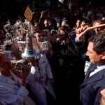 Juanma Moreno, en el traslado de Nuestro Padre Jesús Cautivo y María Santísima de la Trinidad Coronada en Málaga/ Foto: EFE