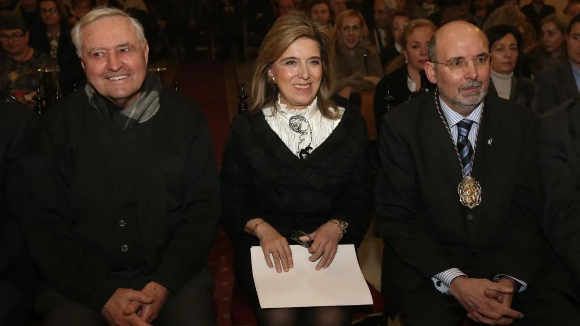La delegada del Gobierno, María José Salgueiro, junto al alcalde-presidente de la cofradía, José Ramón Alonso-Mañero, en una Iglesia Penitencial de Jesús de Valladolid abarrotada