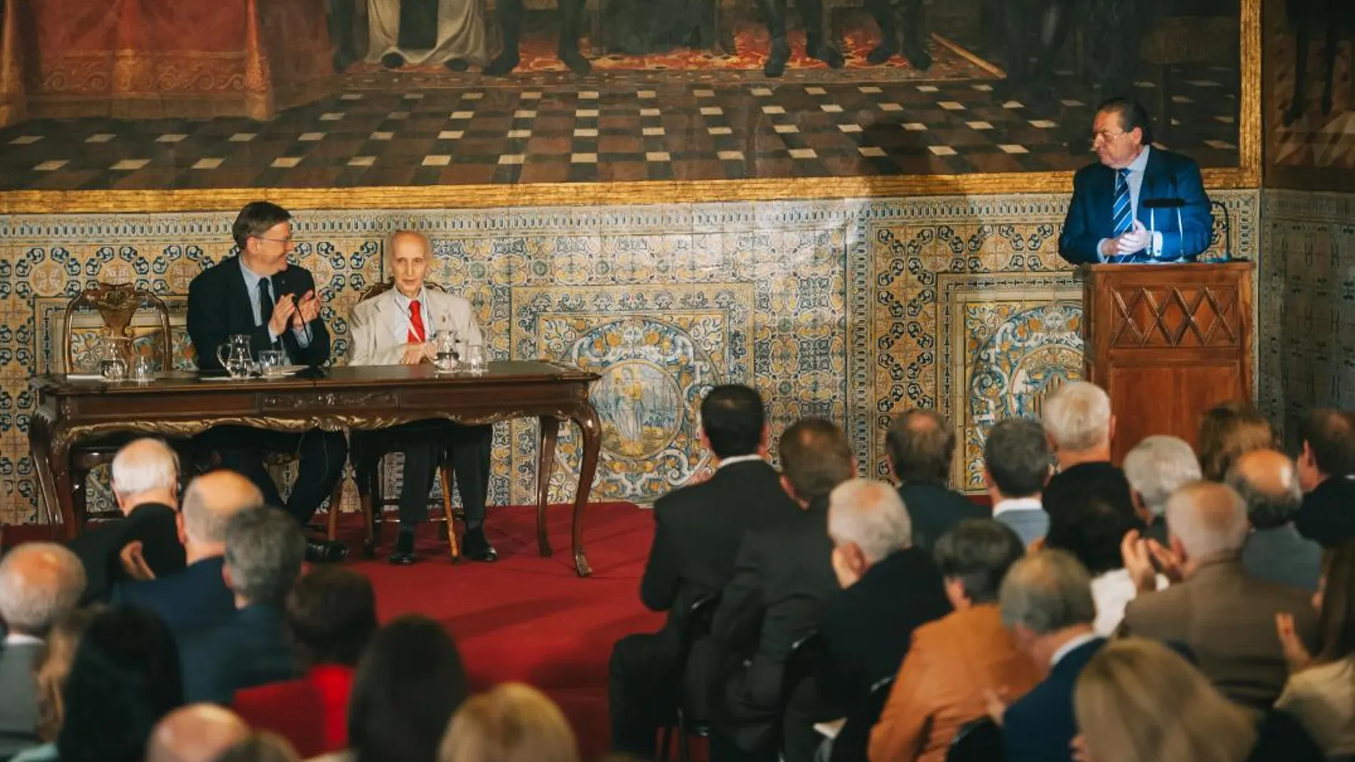 Puig y Grisolía, a la izquierda, durante lalectura de los Premios Jaume I de 2017 (KIKE TABERNER)